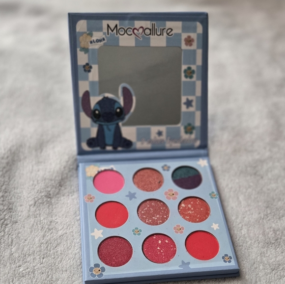 Playful Blue Eyeshadow Palette for Bold Looks - Picture 2 of 2